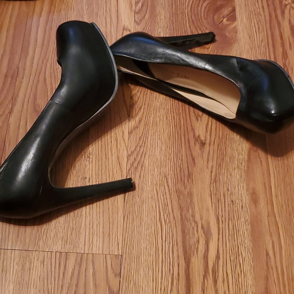New Gianni Bini Black Pumps - Picture 3 of 5